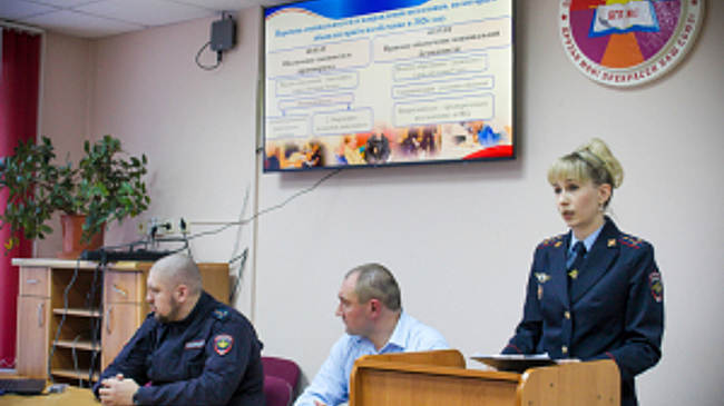 В Брянске полицейские рассказали лицеистам о порядке поступления в ведомственные вузы и службе в полиции