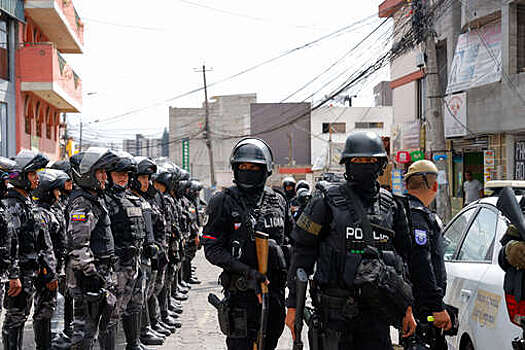 В центр столицы Эквадора Кито стянули военную технику на фоне беспорядков