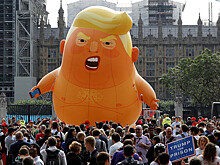 Гигантский "малыш Трамп" прилетел на концерт Pearl Jam