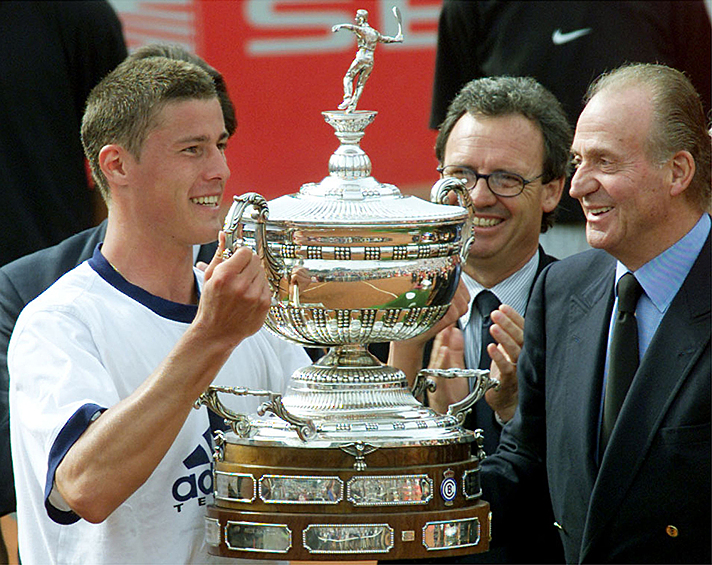 Уже в 2000 году Сафин выиграл Открытый чемпионат США в трех сетах, а в 2005-м стал победителем второго для себя турнира «Большого шлема». Полуфинал в Мельбурне-2005 стала историческим: Сафин и лидер мирового тенниса Роджер Федерер сражались 4,5 часа. А в финале россиянин смог обыграть в четырех сетах Ллейтона Хьюитта. 
