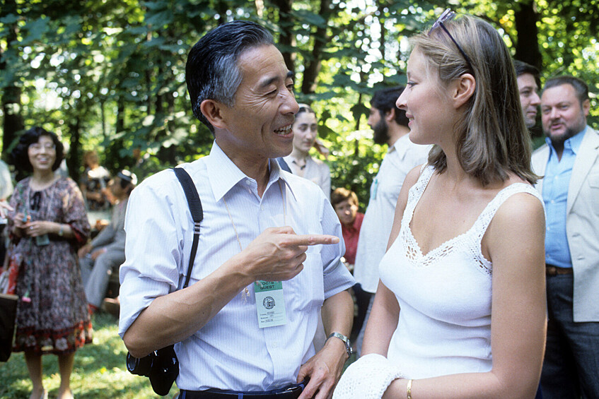 Актриса Лариса Удовиченко и японский кинорежиссер Ото Рейдзи во время XII Московского международного кинофестиваля, 2 августа 1981 года