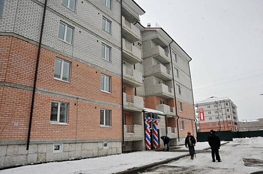 ​Дмитрий Миронов вручил ключи от квартир дольщикам долгостроя на проспекте Машиностроителей в Ярославле