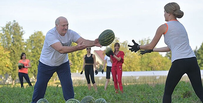 Лукашенко начал собирать арбузы после встречи с Болтоном