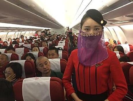 Пассажиров турецкого рейса развлекают танцами