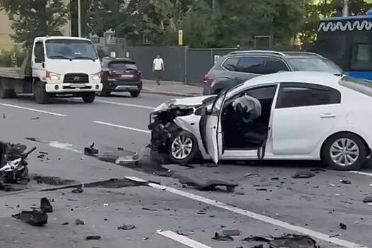 Момент столкновения легковушки и мотоцикла на большой скорости в Москве попал на видео