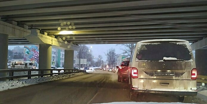 Автомобилисты уже жалуются на работу светофора на перекрёстке Сурикова-Комсомольская