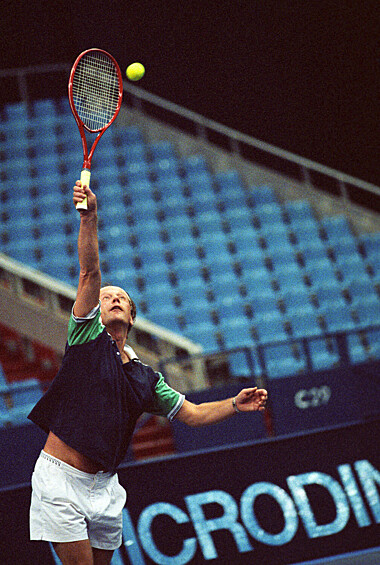 Писатель-сатирик Михаил Задорнов во время игры в теннис, 1992 год