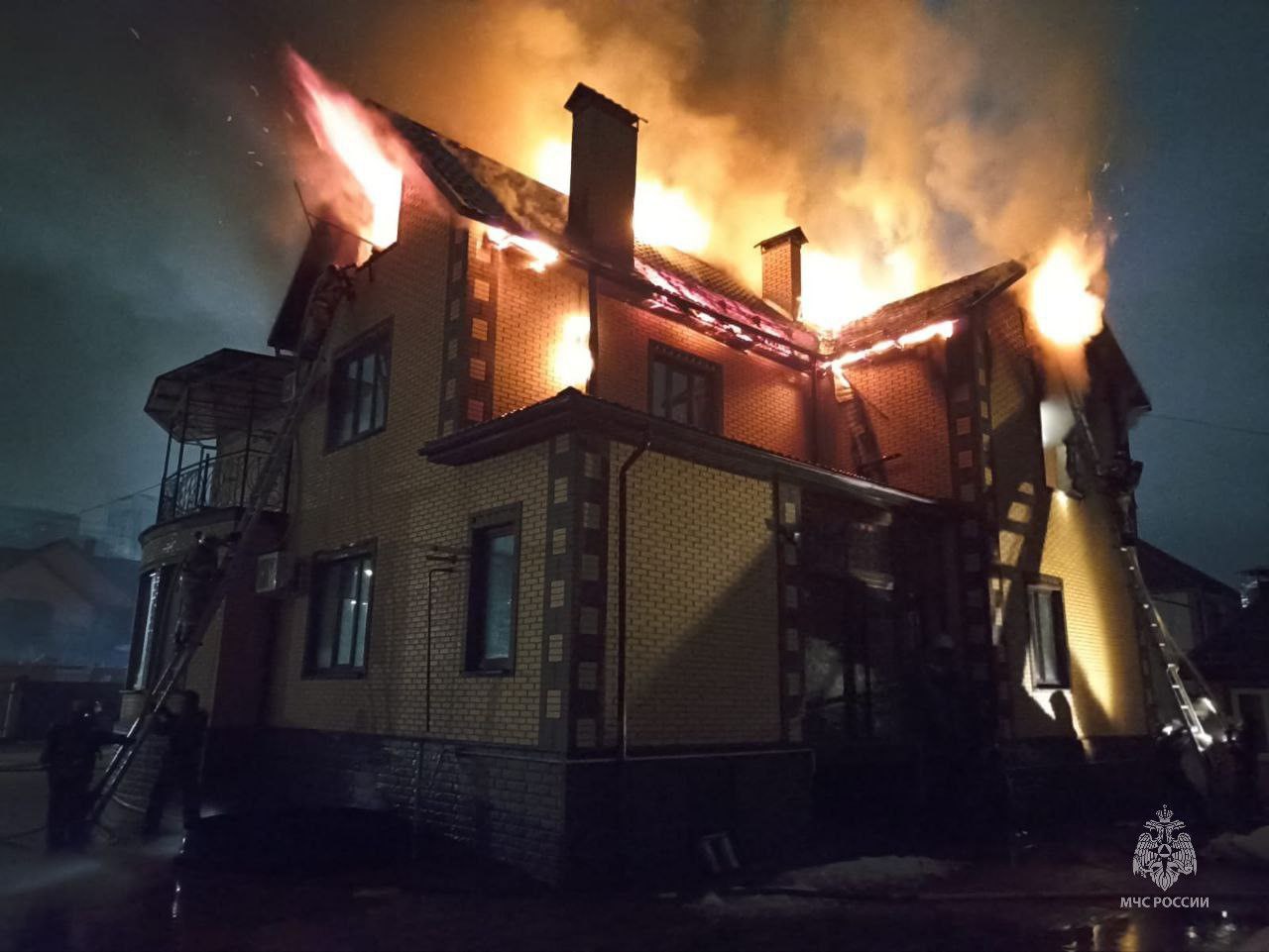 В Курске 36 человек тушили пожар в жилом доме на улице Ново-Бочаровской