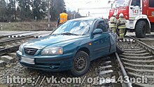 В Ленинградской области электричка столкнулась с автомобилем на ж/д переезде