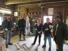15 реставраторов из 14 стран учатся на острове Кижи владеть топором и печь калитки
