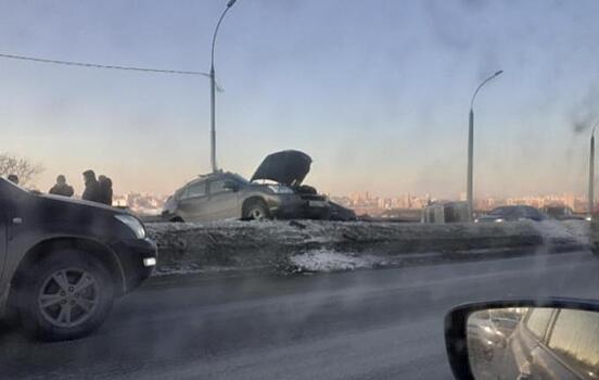 «Три тачки на раскорячку»: серьезное ДТП блокировало Бугринский мост