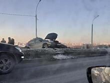 «Три тачки на раскорячку»: серьезное ДТП блокировало Бугринский мост