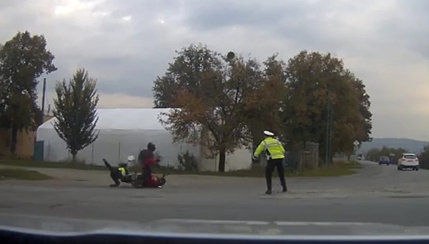 Чешский байкер снес полицейского, попытавшегося его остановить. Видео