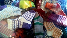 Более 80 пар теплых носков связали волонтеры клуба «28 петель» для престарелых вологжан