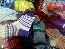 Более 80 пар теплых носков связали волонтеры клуба «28 петель» для престарелых вологжан