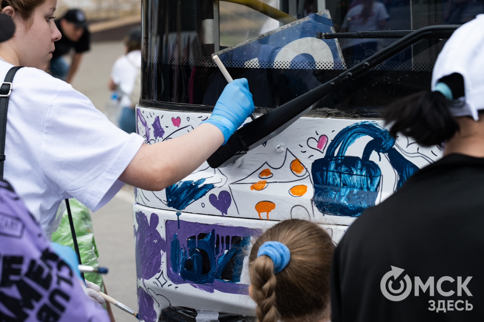 Автобусы стали раскраской для маленьких омичей