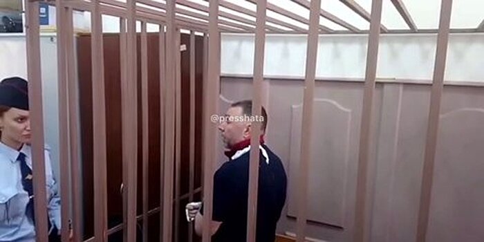 Суд оставил под стражей бывших сотрудников ФСБ по делу о мошенничестве