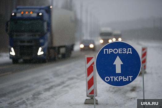 На пермской трассе — огромная пробка из-за перевернувшейся фуры