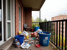 Жителей России предупредили о штрафах за неряшливое хранение вещей на балконе