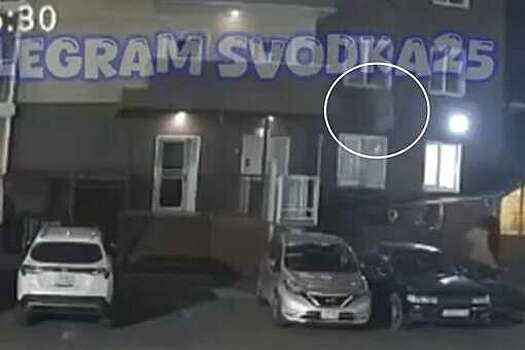 Момент падения девушки из окна многоэтажки в Приморье попал на видео