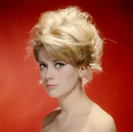 В 1963 году фотограф Уолтер Кароне сделал снимки актрисы, которой в то время было 20 лет, для журнала Paris Match.