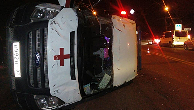 "Скорая" на боку и разбитый джип: ночное ДТП в центре Симферополя