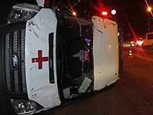 "Скорая" на боку и разбитый джип: ночное ДТП в центре Симферополя