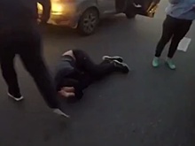 Били ногами по головам: на Урале футбольные фанаты устроили жестокую драку на трассе