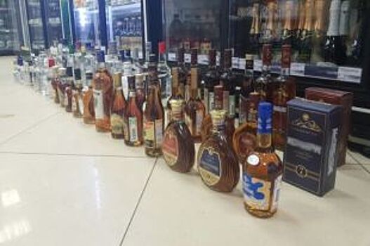 Около 500 литров контрафактного алкоголя изъяли в псковских магазинах