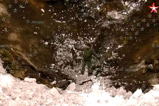 Рогозин показал воронку от ракеты "Сармат" и порекомендовал быть вежливее с Россией