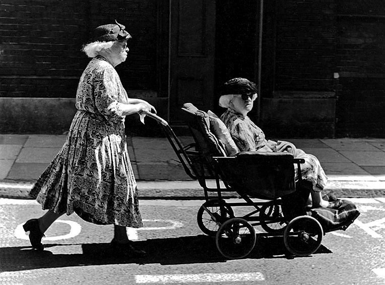 Каньони — автор обложки для журнала Life с фотографией вьетнамского президента Хо Ши Мина. На фото: Старушка везет свою подругу в инвалидном кресле на прогулку. Лондон, 1959 год