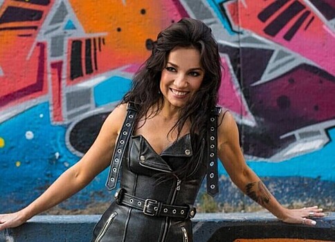 На чемоданах с 8 месяцев: Светикова «заставляет» дочь кататься с ней по стране