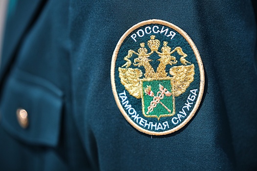 Девушка устроила дебош и разбила бутылки на таможне из-за декларирования алкоголя