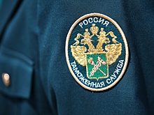 Девушка устроила дебош и разбила бутылки на таможне из-за декларирования алкоголя