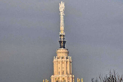 В Москве шпиль главного здания МГУ покрылся наледью из-за морозов