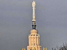 В Москве шпиль главного здания МГУ покрылся наледью из-за морозов