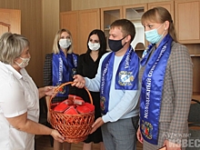 Курская область. Пациентам Горшеченской ЦРБ подарили флягу мёда