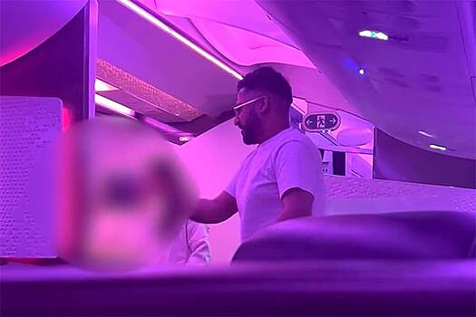 Отец троих детей пригрозил стюардессе групповым изнасилованием из-за замечания в самолете