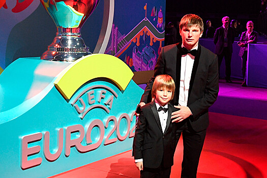 Черчесов с кубком и стильный Аршавин с сыном. Яркие фото с жеребьёвки ЧЕ-2020