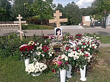 Муж Заворотнюк пришел с Навкой на кладбище в годовщину смерти актрисы