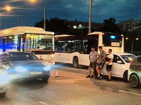 В Ростове автобус с пассажирами врезался в иномарку