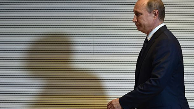 Разговоры об уходе Путина не случайны: политолог рассказал о борьбе за власть в Кремле