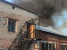 В Ярославской области горит кровля мебельной фабрики