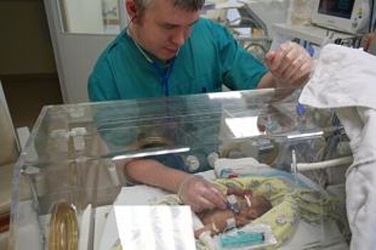 Уральские врачи спасли от смерти новорожденного малыша весом всего полкило