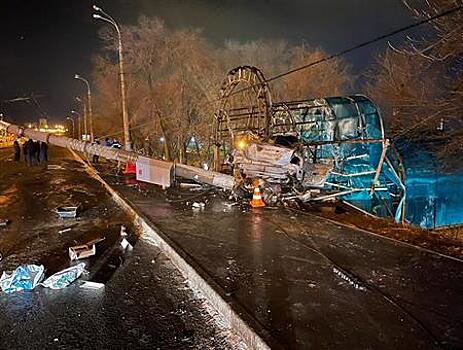 В Самаре заживо сгорел водитель Volvo, которая врезалась в столб