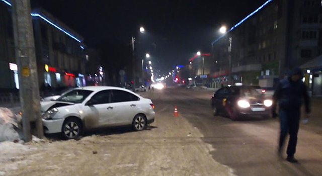 Автомобилист въехал в столб из-за пешехода в Кузбассе