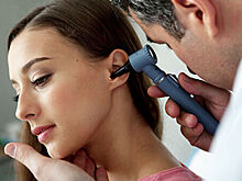 Лор объяснил, почему чистить уши опасно