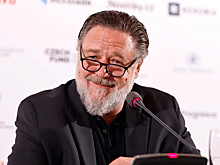 59-летний Рассел Кроу сделал предложение своей возлюбленной