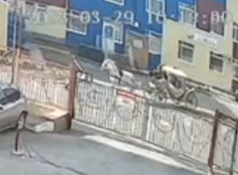 В Оренбурге карета с детьми на скорости врезалась в беседку
