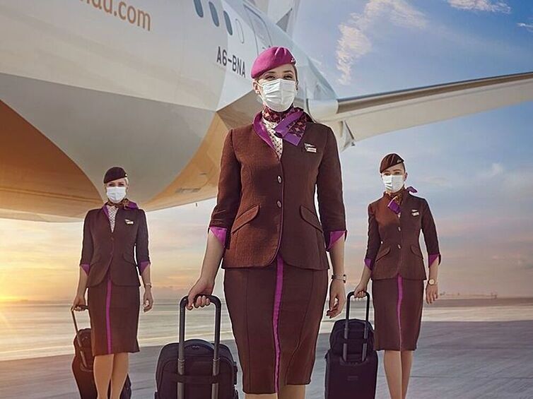 Etihad Airways. Создавая униформу для элитной компании, кутюрье Эттор Билотта вдохновлялся модой Парижа и Рима 60-х годов. 